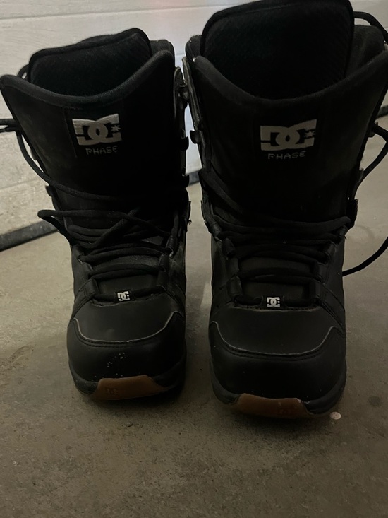 DC Shoes - DC Black Snowboard Boots with Brown Soles